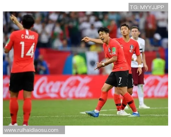 水怪传奇：从草根球员到足球世界的怪物崛起之路